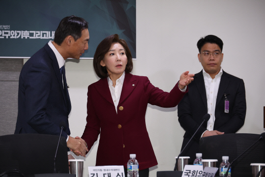 지난 3월6일 서울 여의도 국회 의원회관에서 열린 '대한민국 자유민주주의·법치주의 위기와 한미 자유동맹의 길 : 모스 탄(Morse Tan) 전 미 국제형사사법대사(트럼프1기) 국회초청 세미나'에서 나경원(가운데) 국민의힘 의원이 모스 탄 전 미 국제형사사법대사와 인사하고 있다.<연합뉴스 사진>